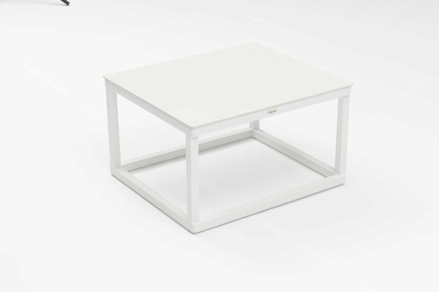 Set mesas auxiliares Silai aluminio blanco top porcelánico beige.