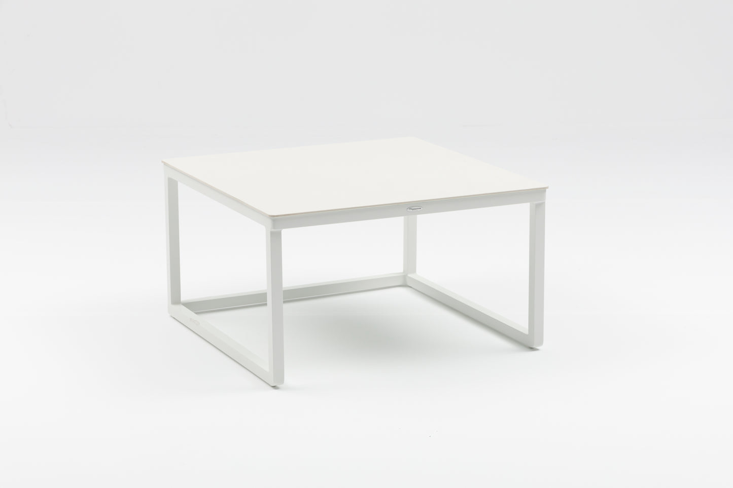 Set mesas auxiliares Silai aluminio blanco top porcelánico beige.