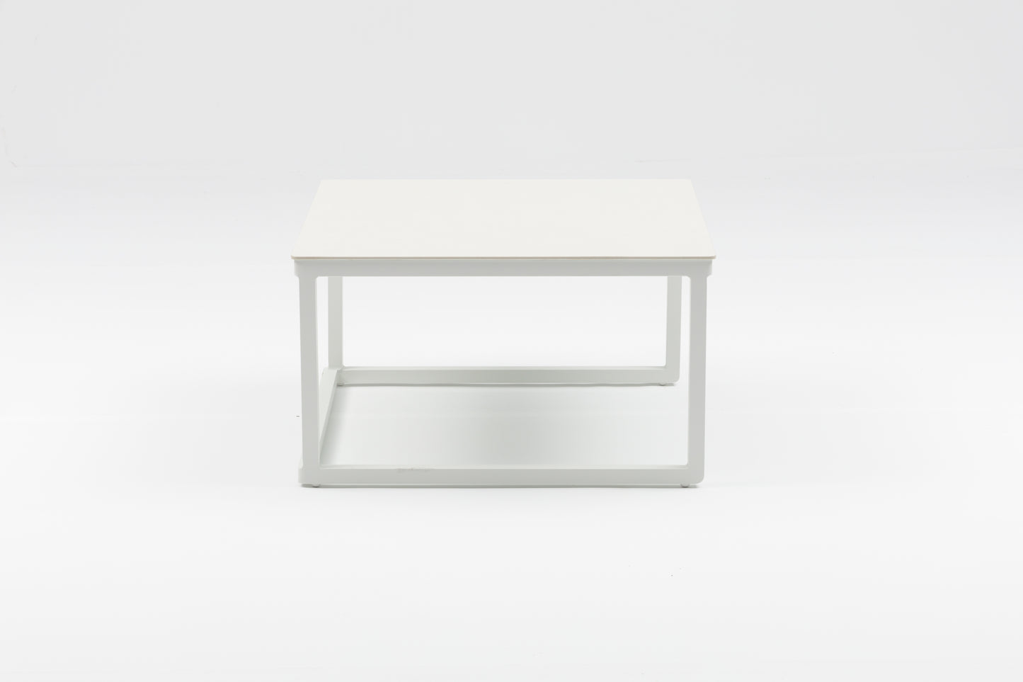 Set mesas auxiliares Silai aluminio blanco top porcelánico beige.