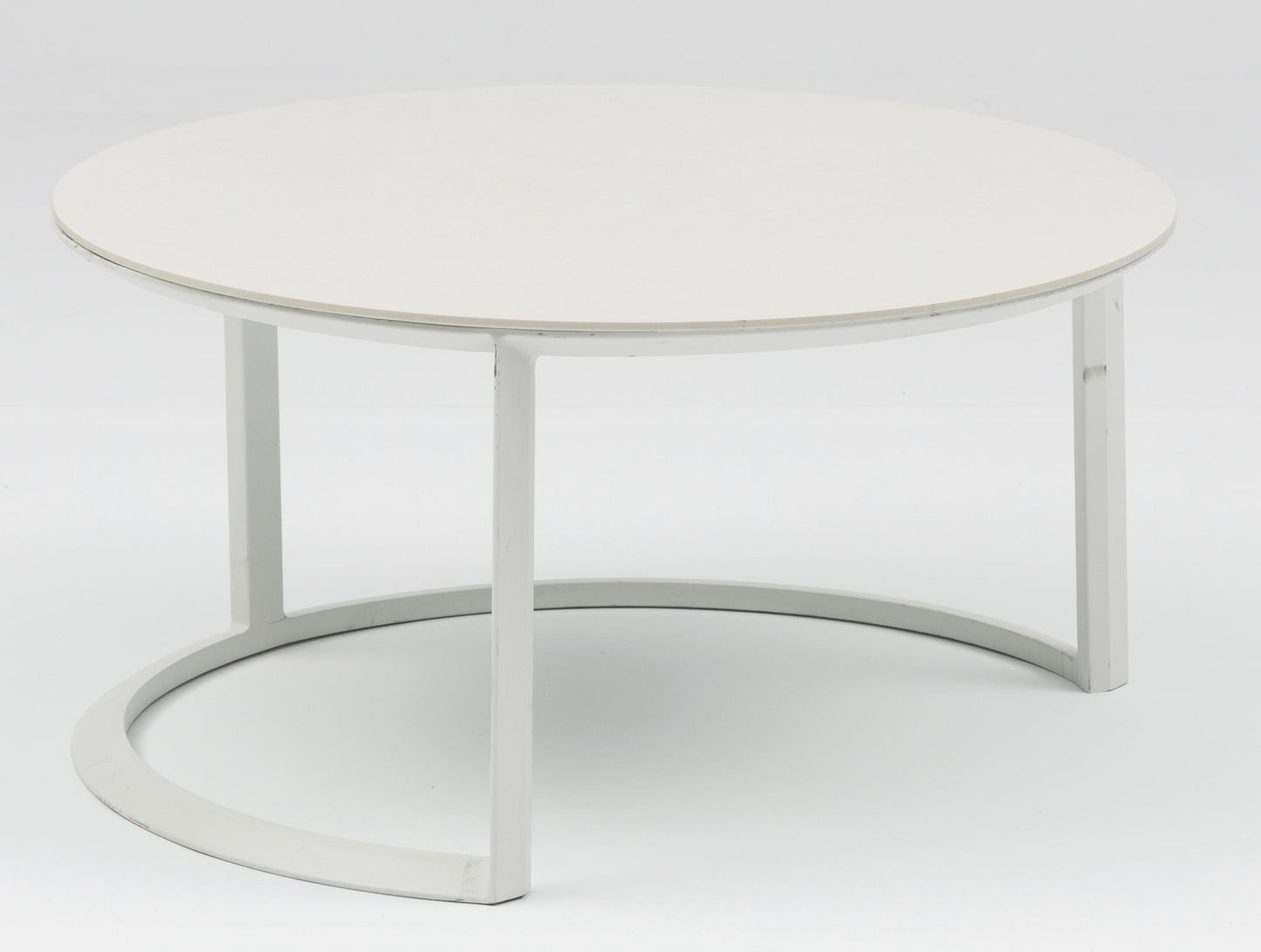 Set mesas redondas auxiliares Isabela aluminio blanco con encimera cerámica beige.