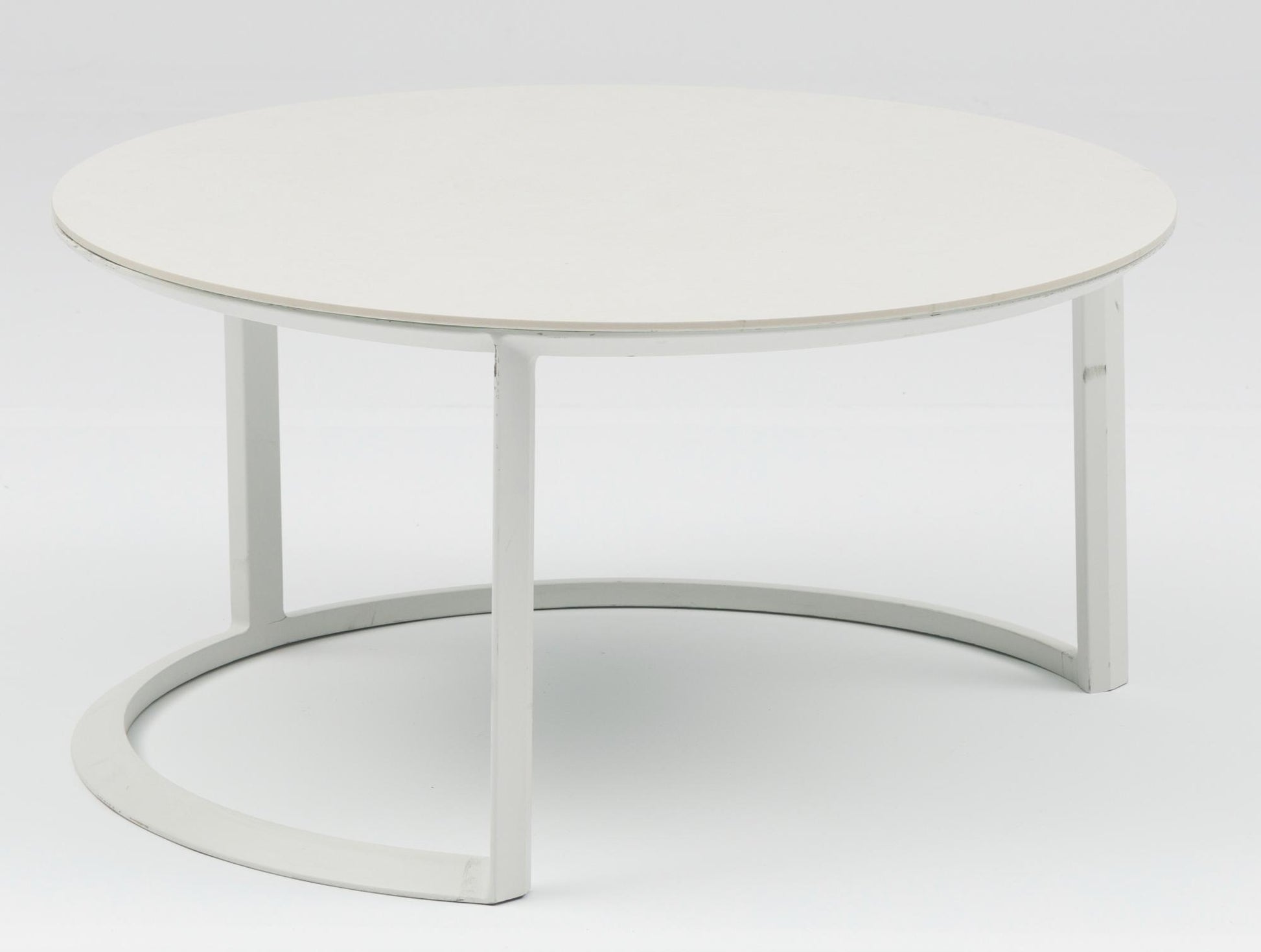Set mesas redondas auxiliares Isabela aluminio blanco con encimera cerámica beige.