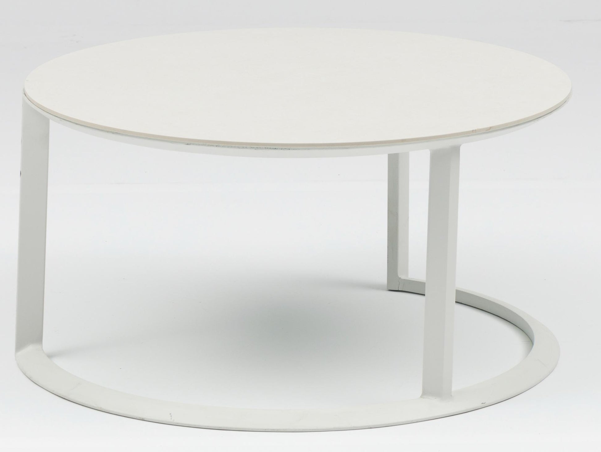 Set mesas redondas auxiliares Isabela aluminio blanco con encimera cerámica beige.