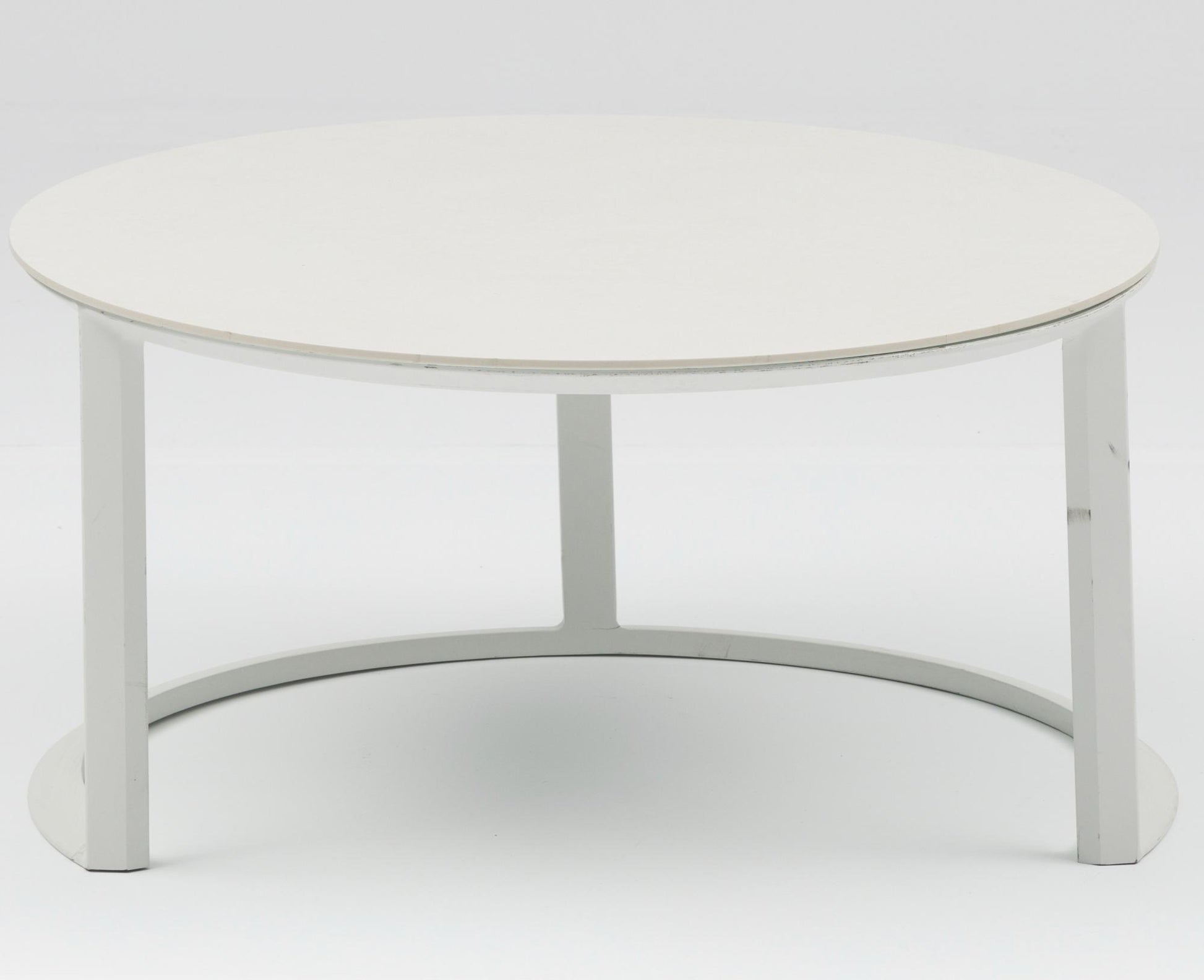 Set mesas redondas auxiliares Isabela aluminio blanco con encimera cerámica beige.