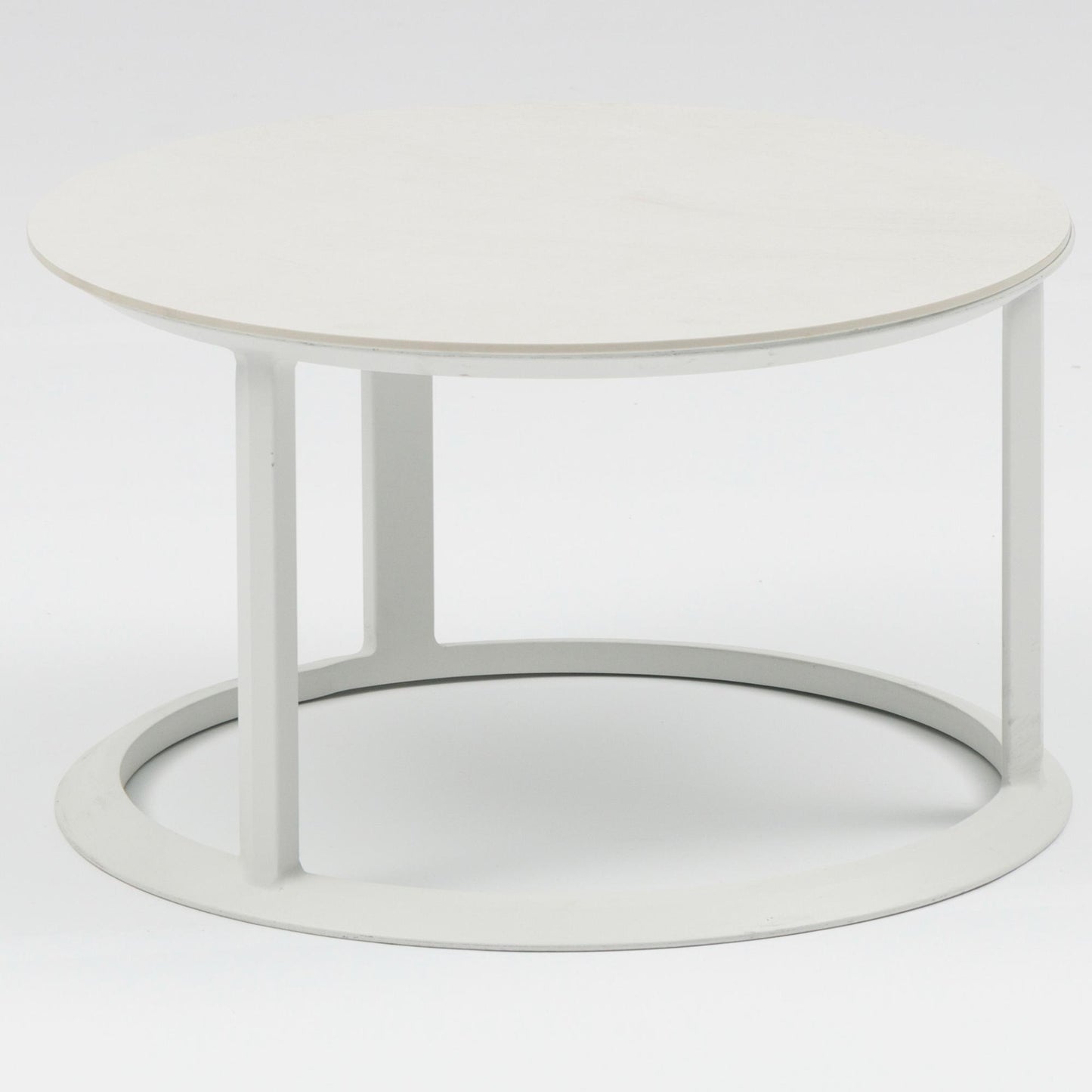 Set mesas redondas auxiliares Isabela aluminio blanco con encimera cerámica beige.