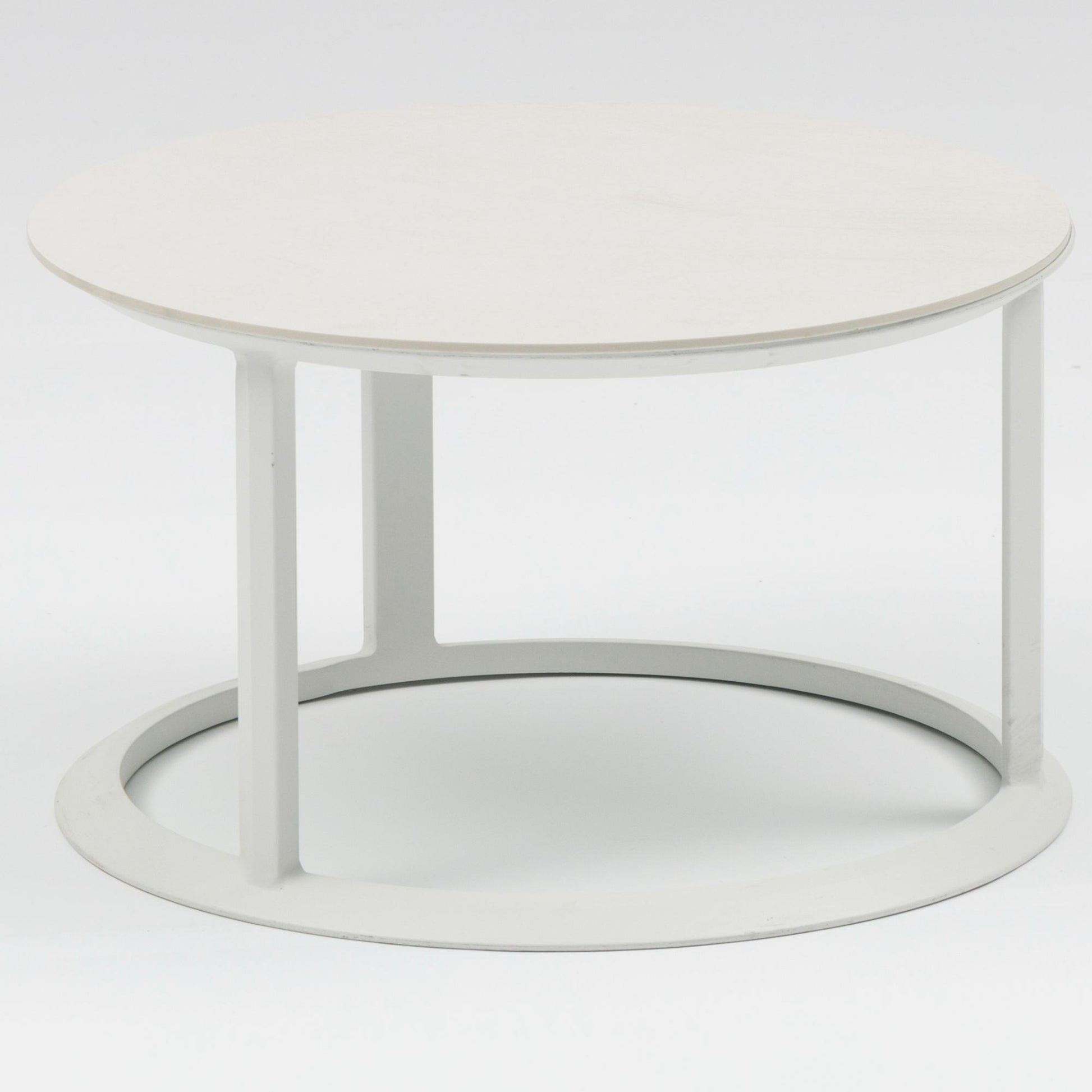 Set mesas redondas auxiliares Isabela aluminio blanco con encimera cerámica beige.