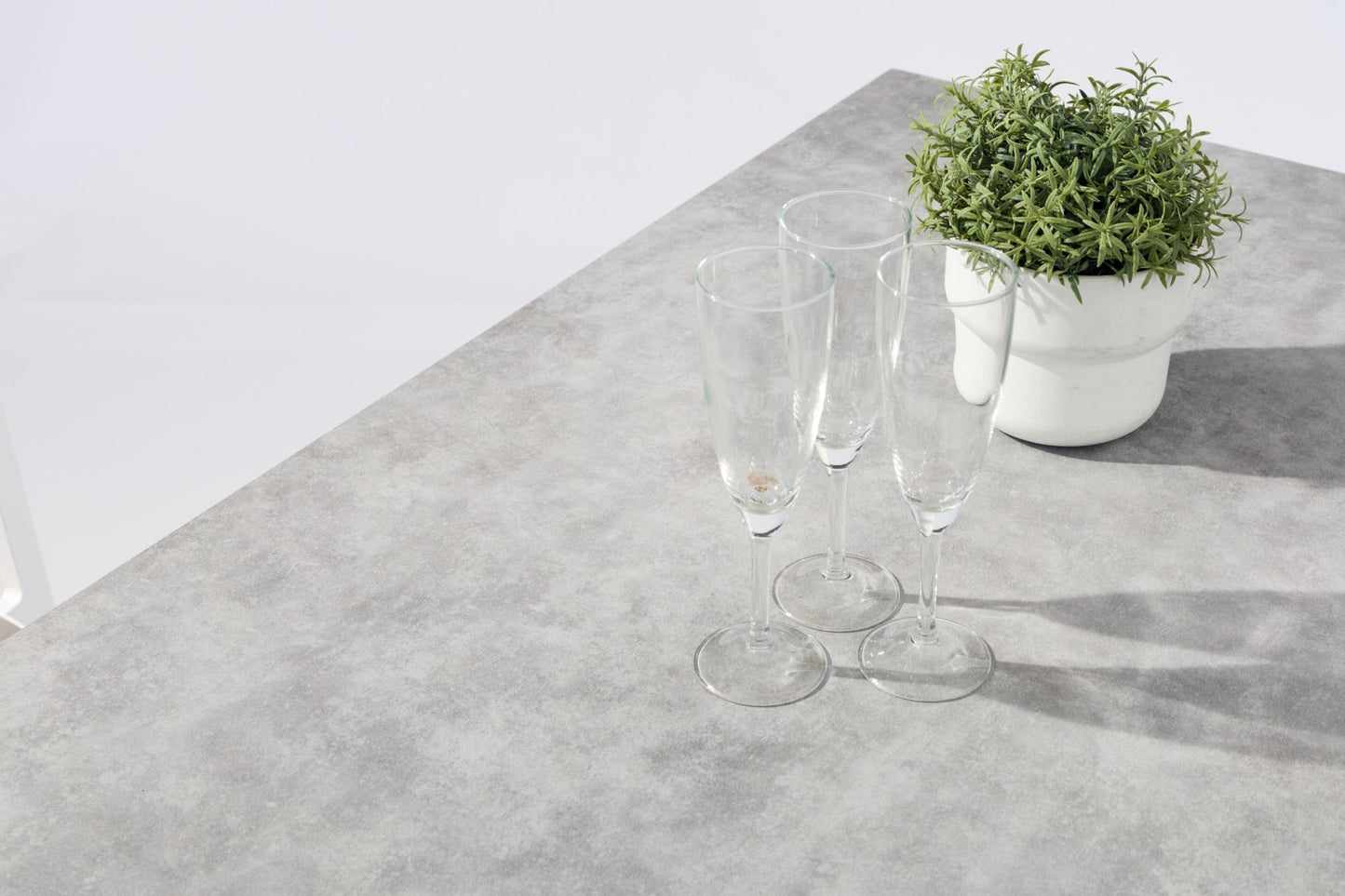 Mesa alta bar Meridian 130x70 cm aluminio  blanco cristal cerámico gris claro.