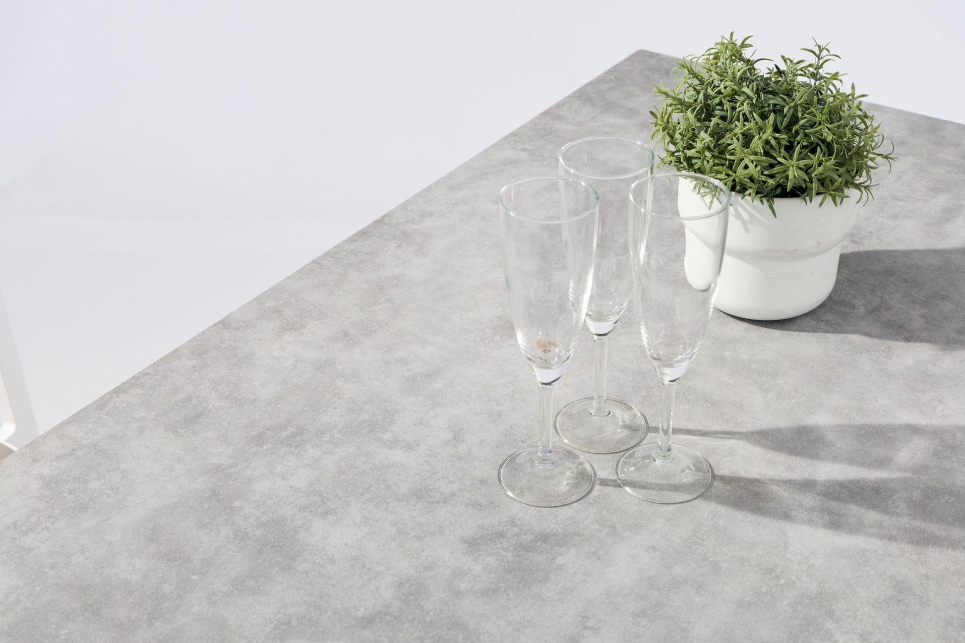 Mesa alta bar Meridian 130x70 cm aluminio  blanco cristal cerámico gris claro.