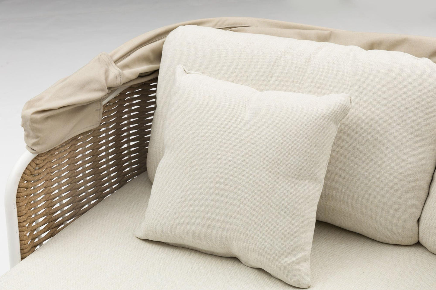 Daybed Irvine aluminio blanco cuerda taupe cojín beige top en textil beige claro.