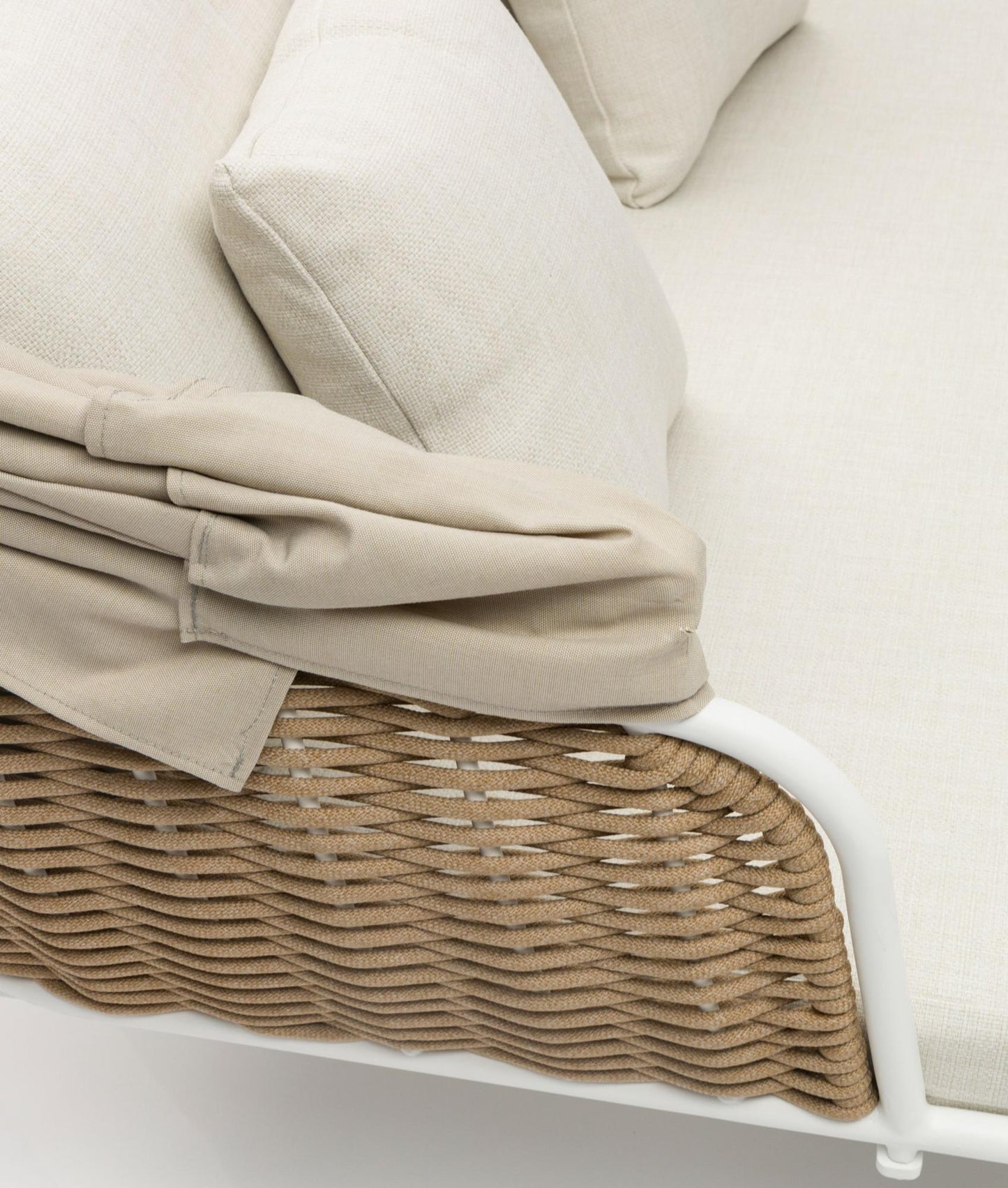 Daybed Irvine aluminio blanco cuerda taupe cojín beige top en textil beige claro.