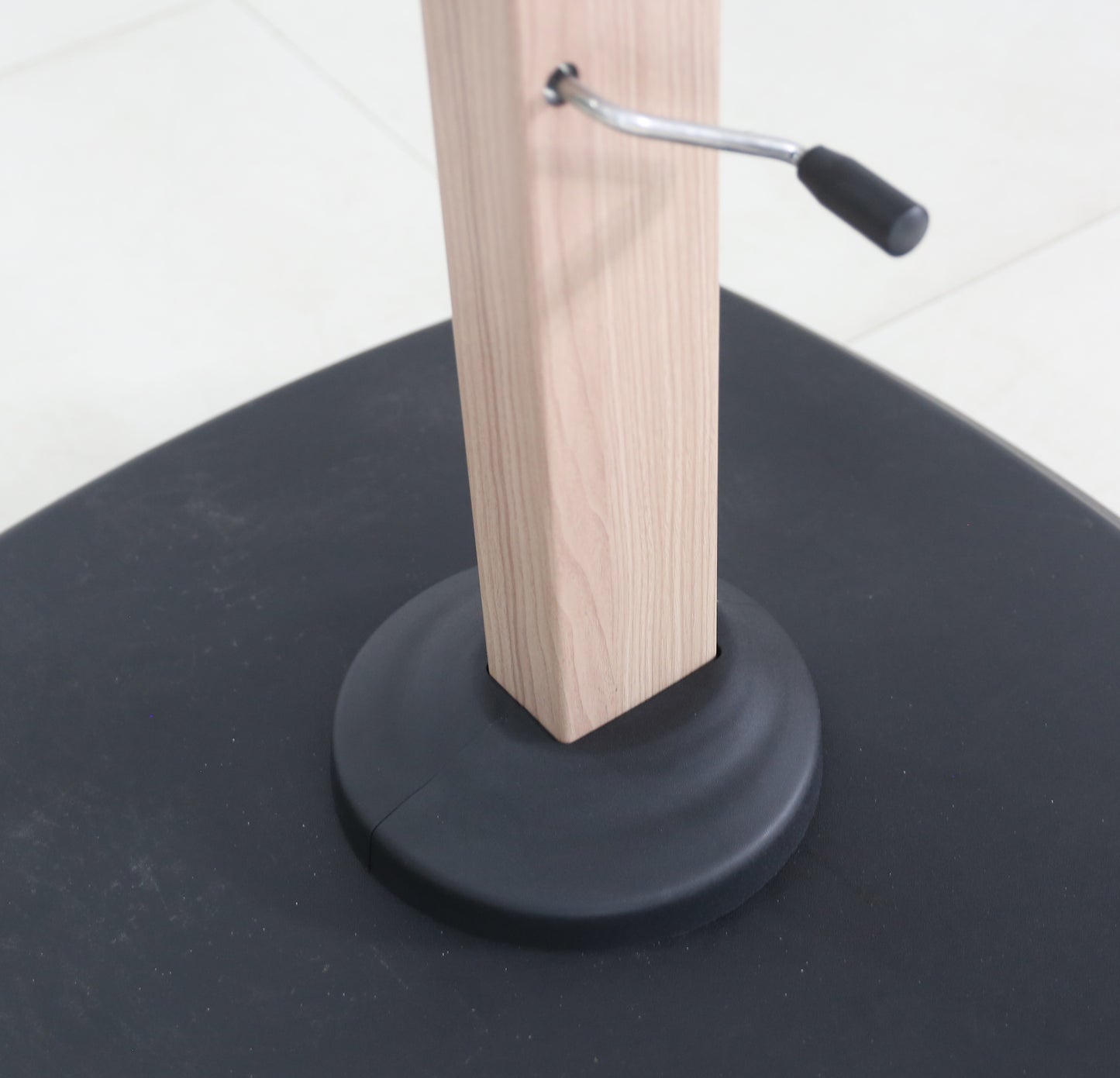 Sombrilla Mitras 350x350 cm pie lateral con base rellenable de 150 kg.