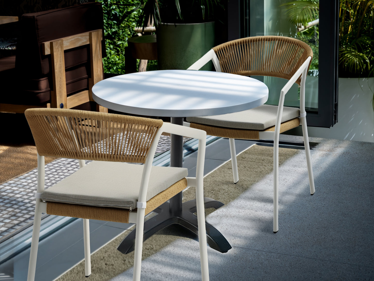 Silla con brazos Appelton aluminio blanco bone y trenzado natural