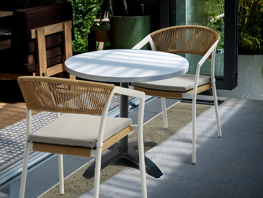 Silla con brazos Appelton aluminio blanco bone y trenzado natural