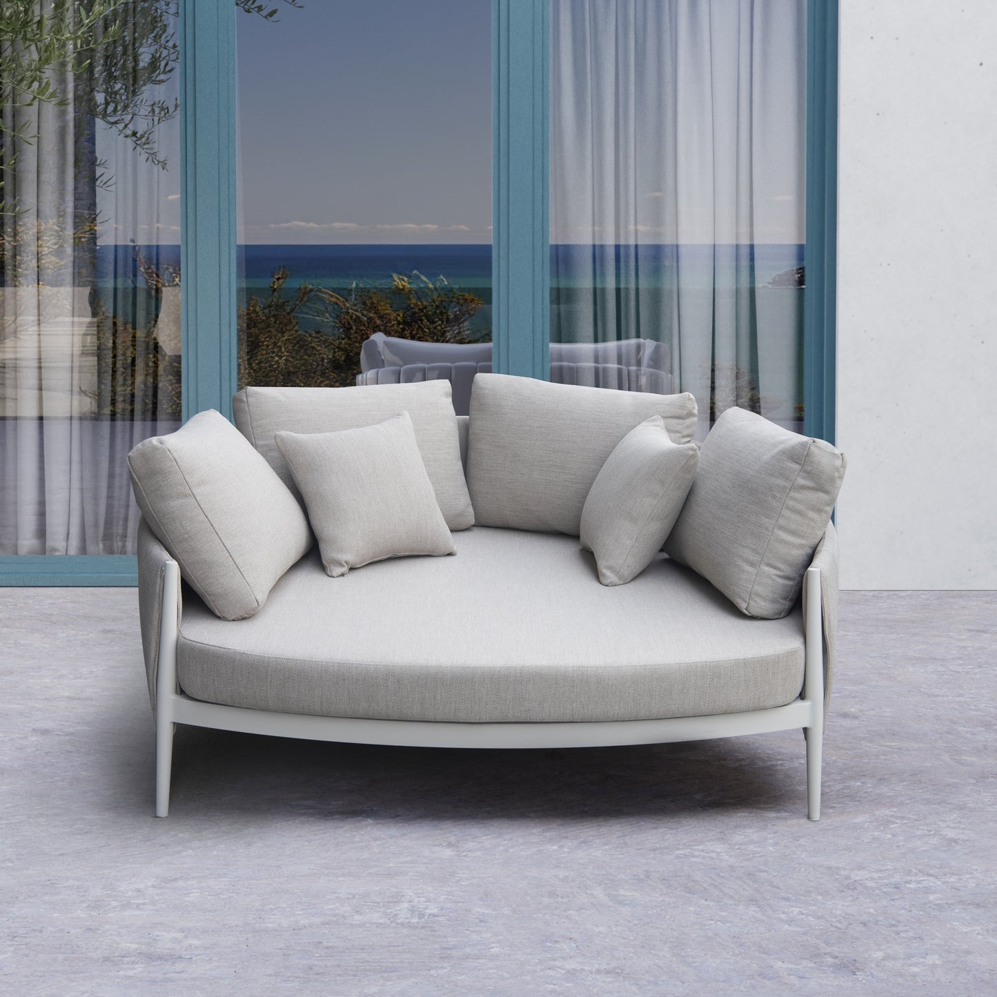 Daybed Attica aluminio blanco y textil gris claro.