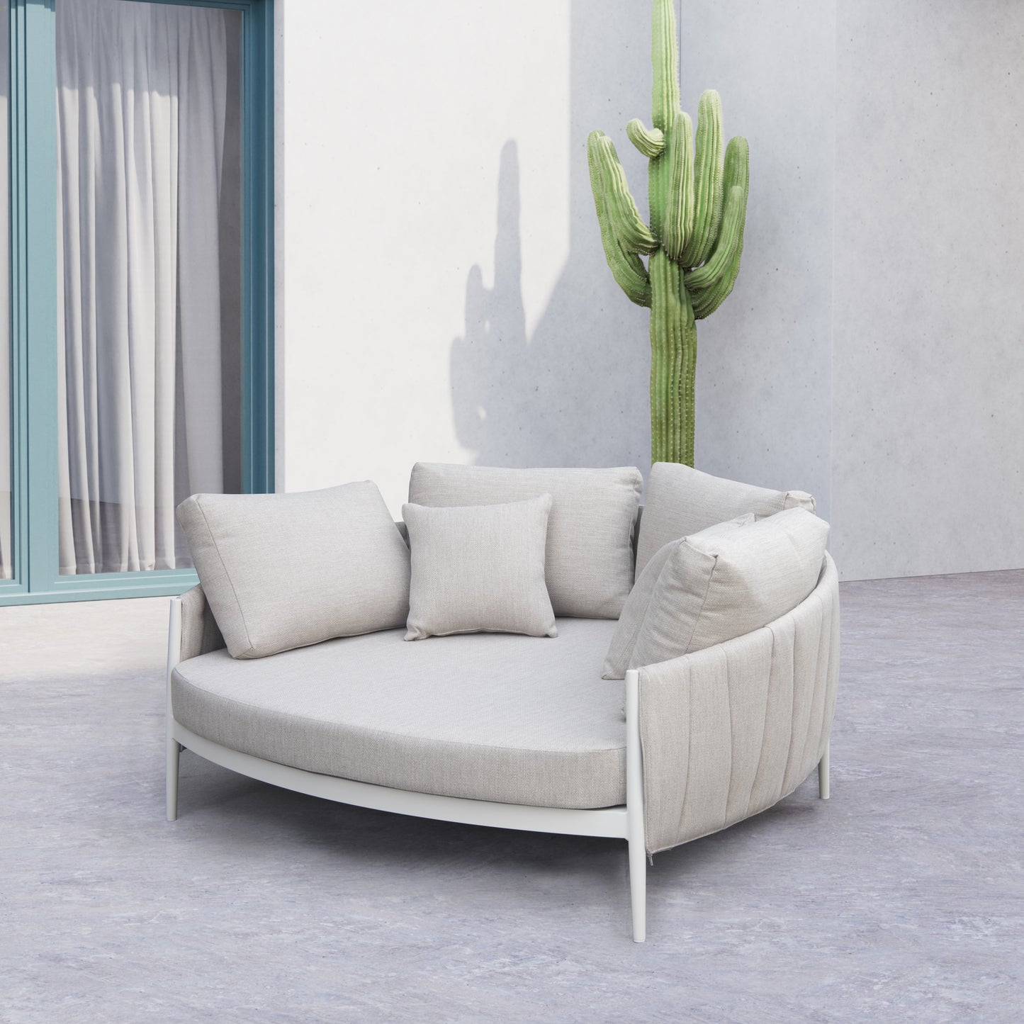 Daybed Attica aluminio blanco y textil gris claro.