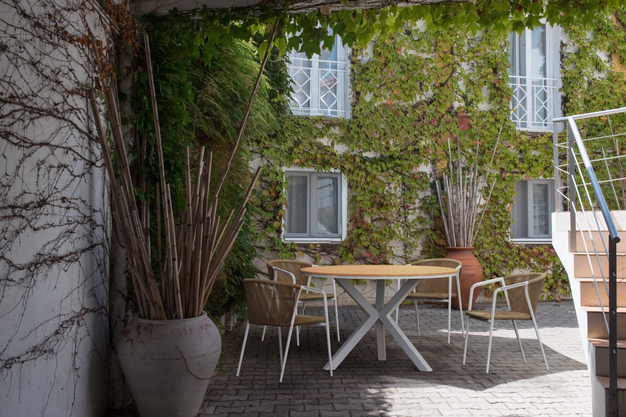 Silla con brazos Indiana aluminio blanco bone y trenzado natural.