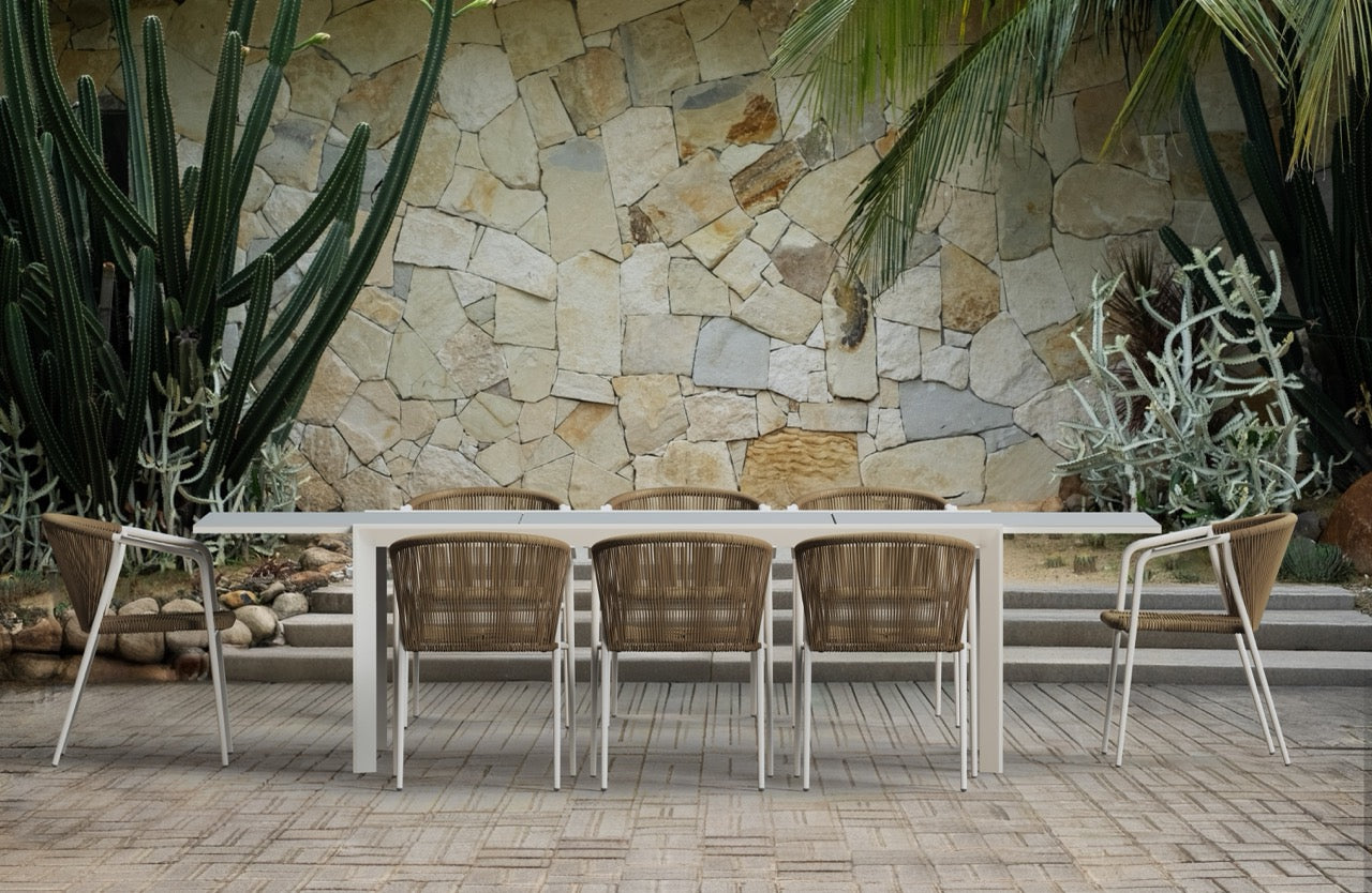 Silla con brazos Indiana aluminio blanco bone y trenzado natural.