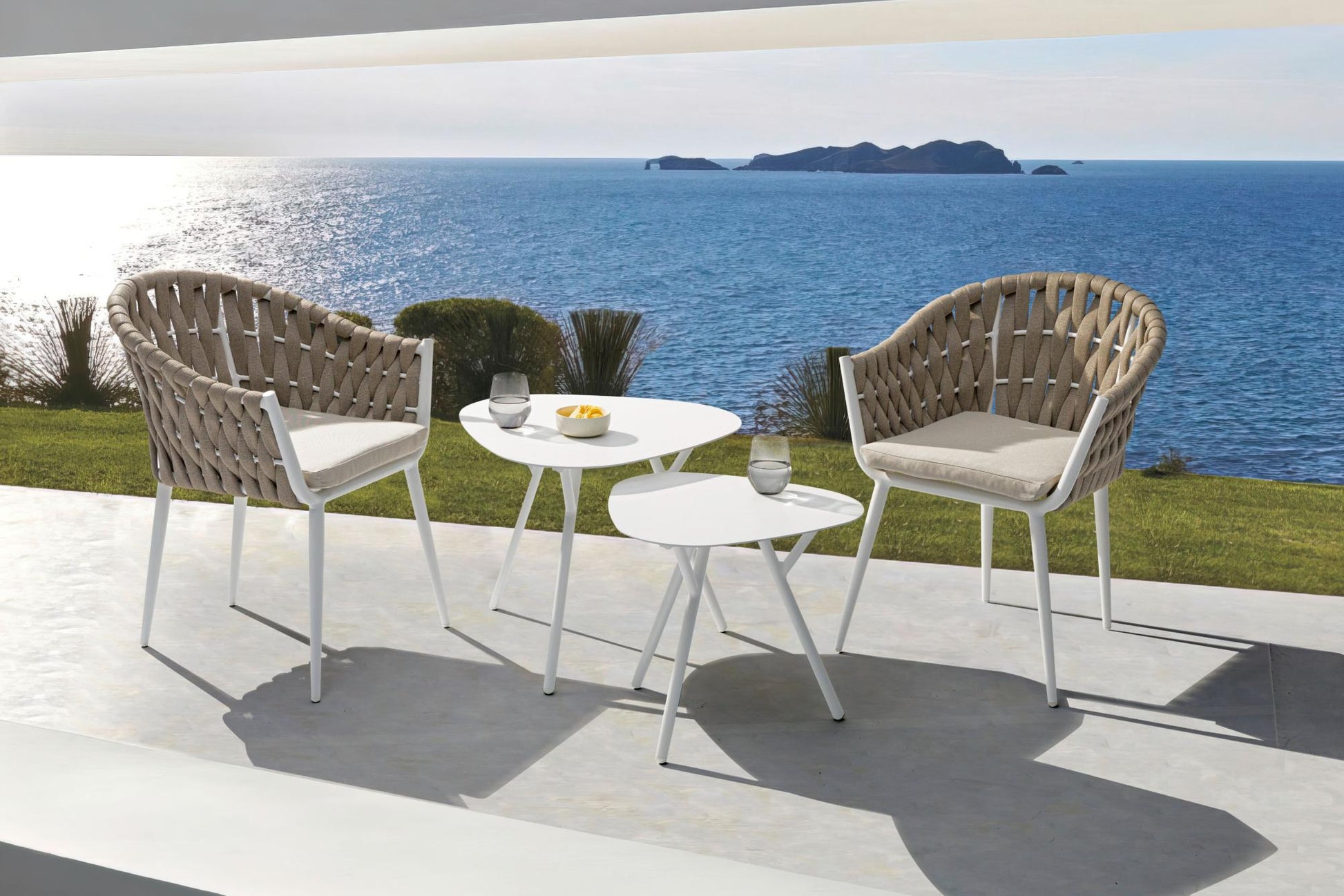 Sillón Meridian aluminio blanco cuerda greige y textil greige.