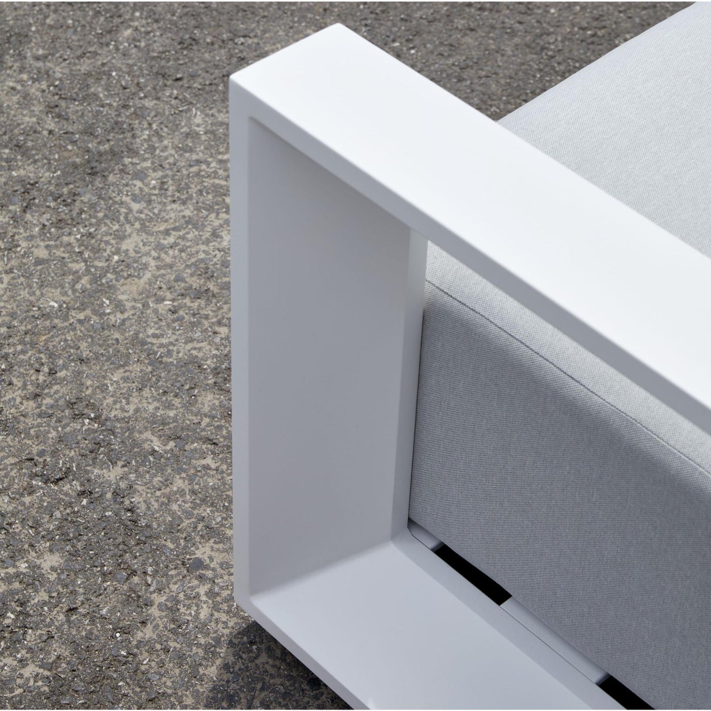 Sofá 3 plazas Onix aluminio blanco cojinería gris claro