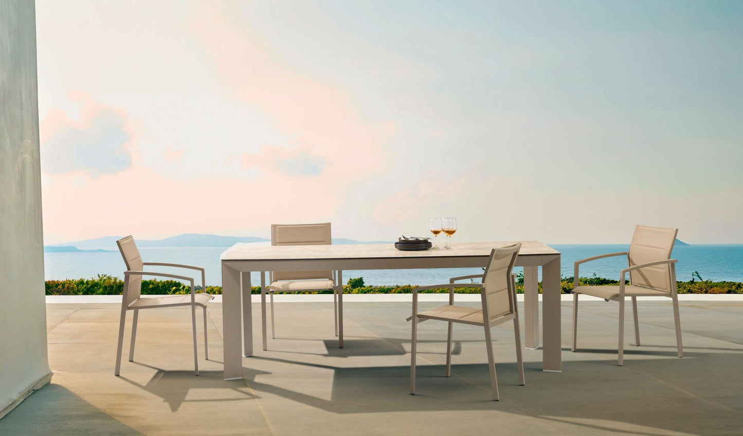 Mesa de comedor Orick 210*90 cm aluminio taupe y cristal cerámico beige.
