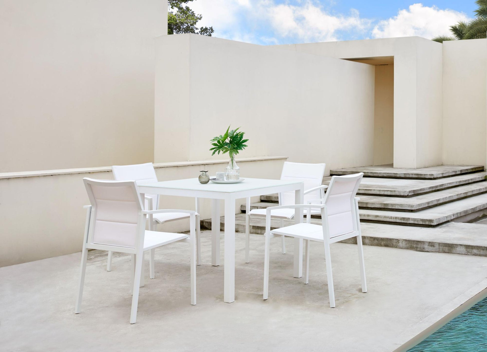 Mesa de comedor Adin 90*90 cm aluminio blanco y cristal taupe