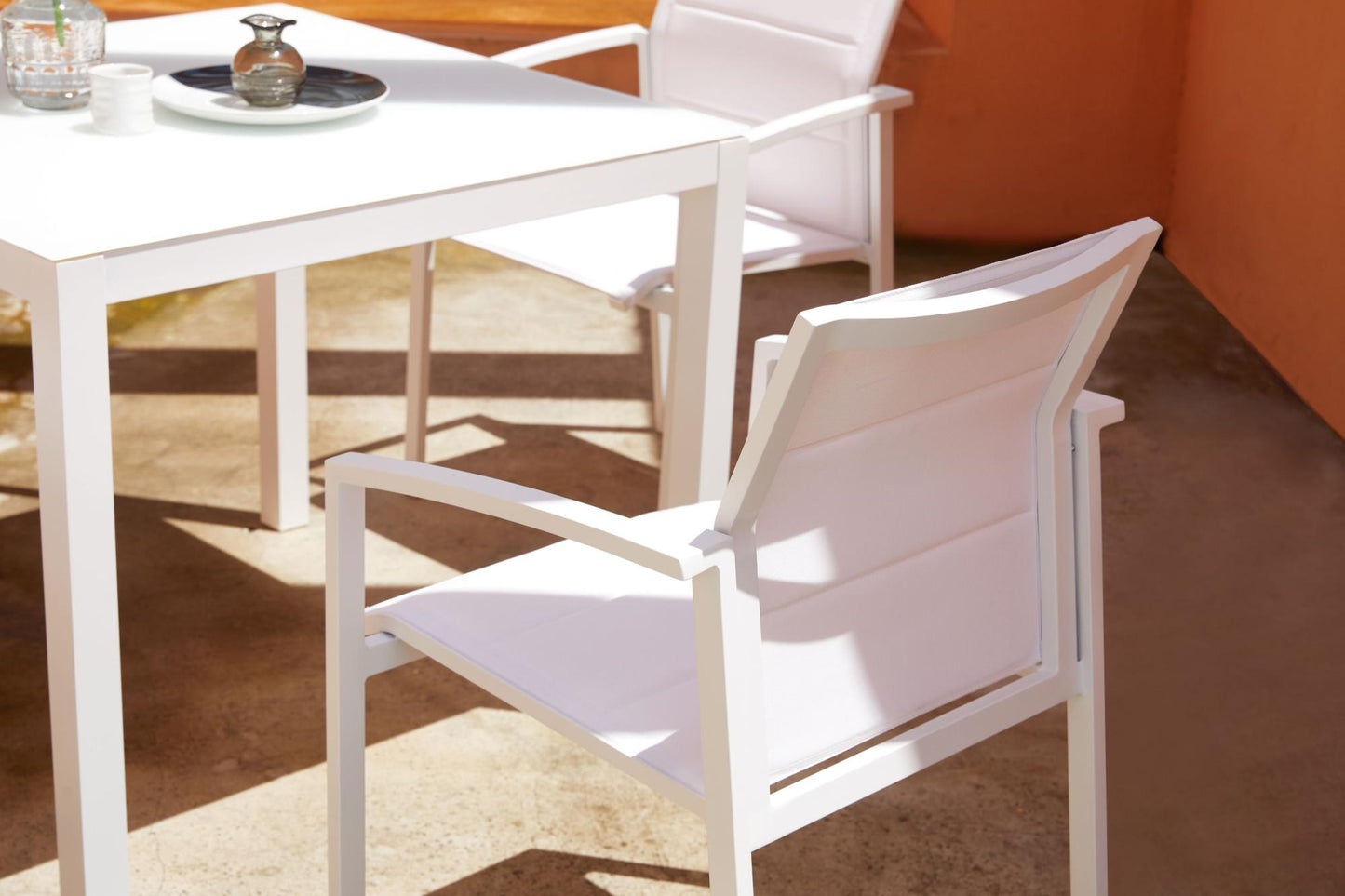 Sillón de comedor ORICK aluminio blanco y textil taupe