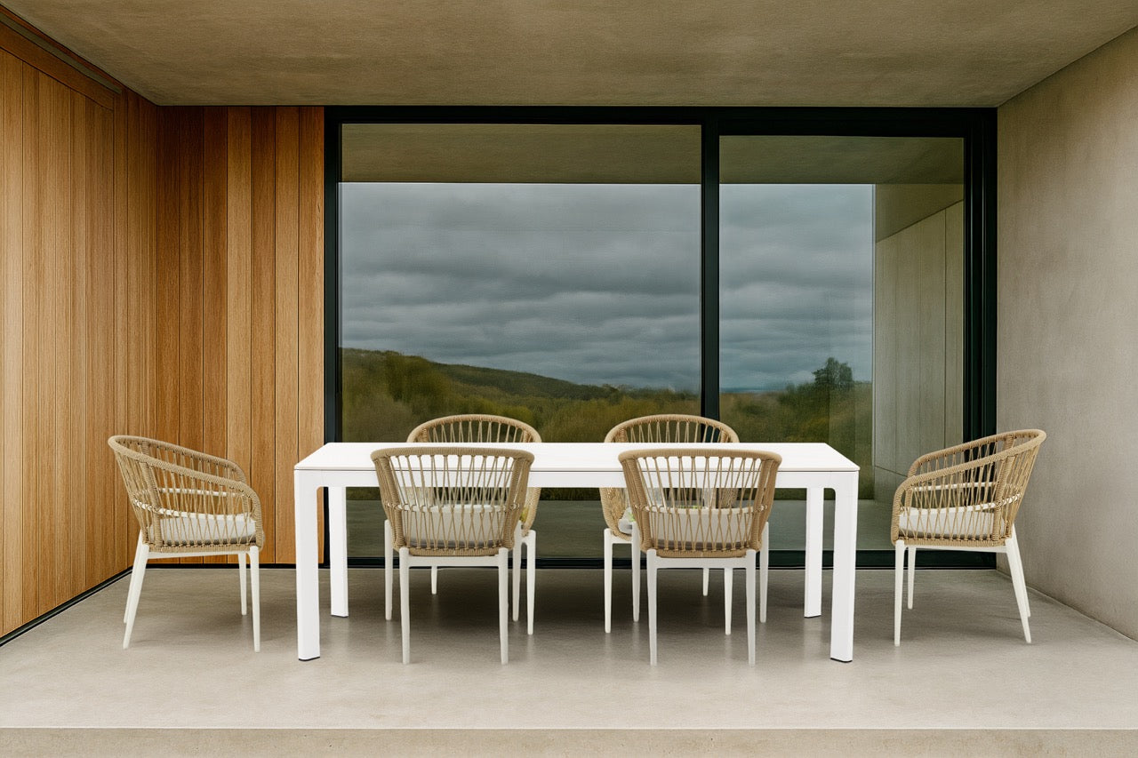 Silla con brazos Richmond aluminio blanco bone y trenzado natural