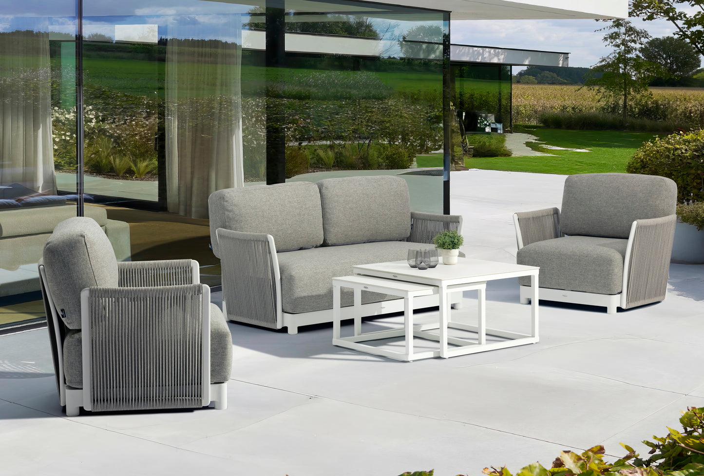 Set mesas auxiliares Silai aluminio blanco top porcelánico beige.