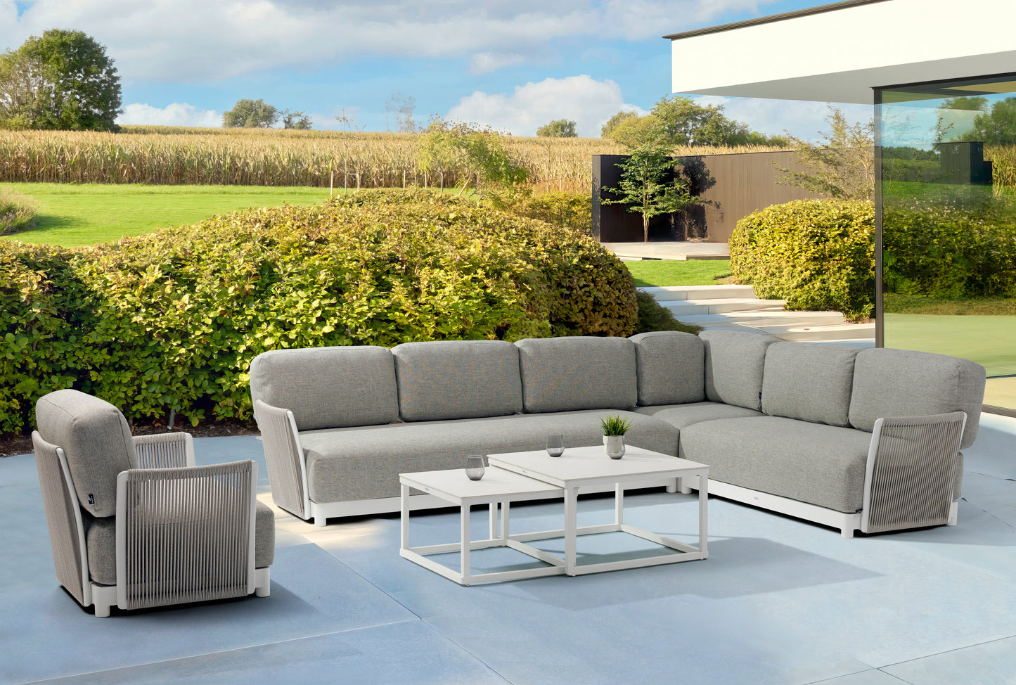 Set mesas auxiliares Silai aluminio blanco top porcelánico beige.